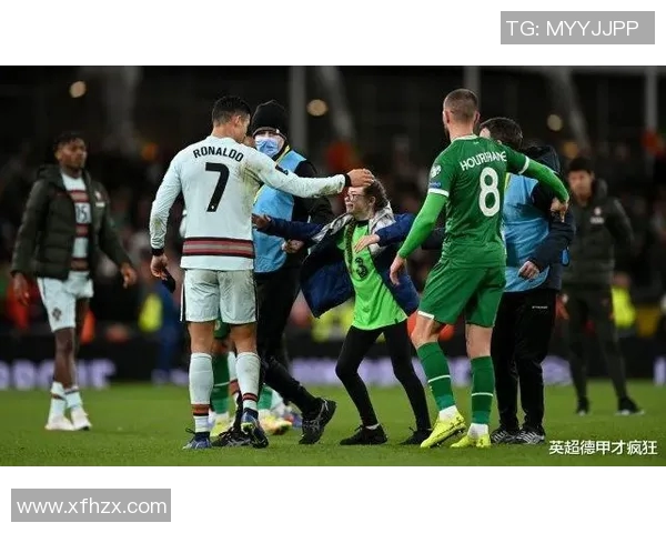 欧冠赛场惊现奇葩瞬间球迷冲入场内夺走C罗球衣